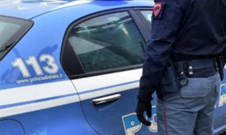 Quattordicenne col papà poliziotto blocca rapinatore