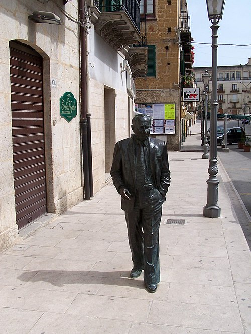 Leonardo Sciascia scrisse al presidente Pertini per indurlo a liberare Tortora. 2 500px Statua sciascia 1