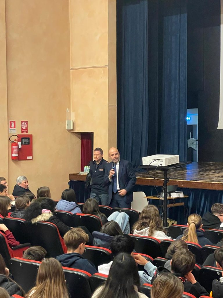 Educazione alla legalità, confronto con gli studenti a Pescantina 1 Educazione alla legalità, confronto con gli studenti a Pescantina