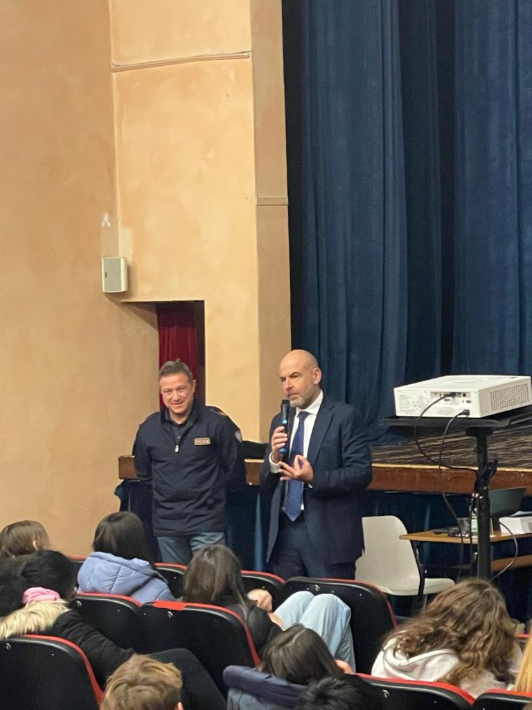 Educazione alla legalità, confronto con gli studenti a Pescantina 2 Educazione alla legalità, confronto con gli studenti a Pescantina