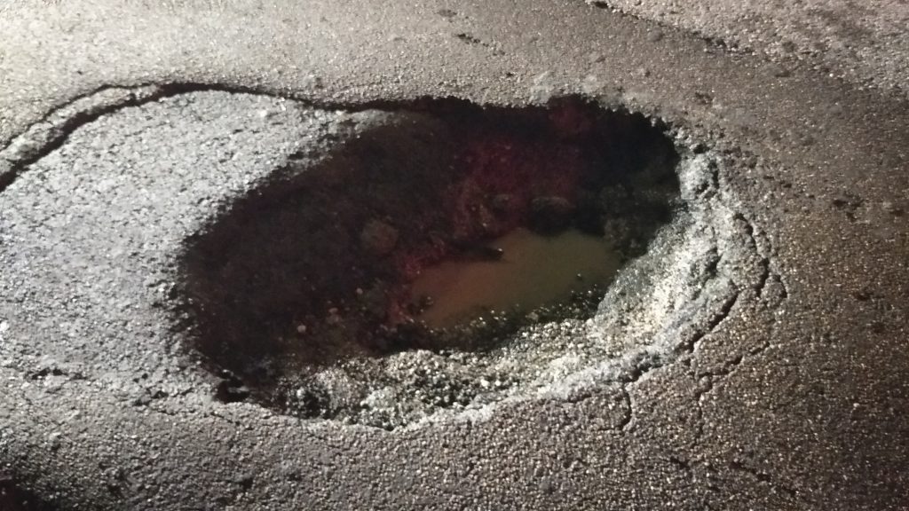 Buche “assassine” di pneumatici e cerchioni in Borgo Roma 1 Buca in via Flavio Gioia. 2