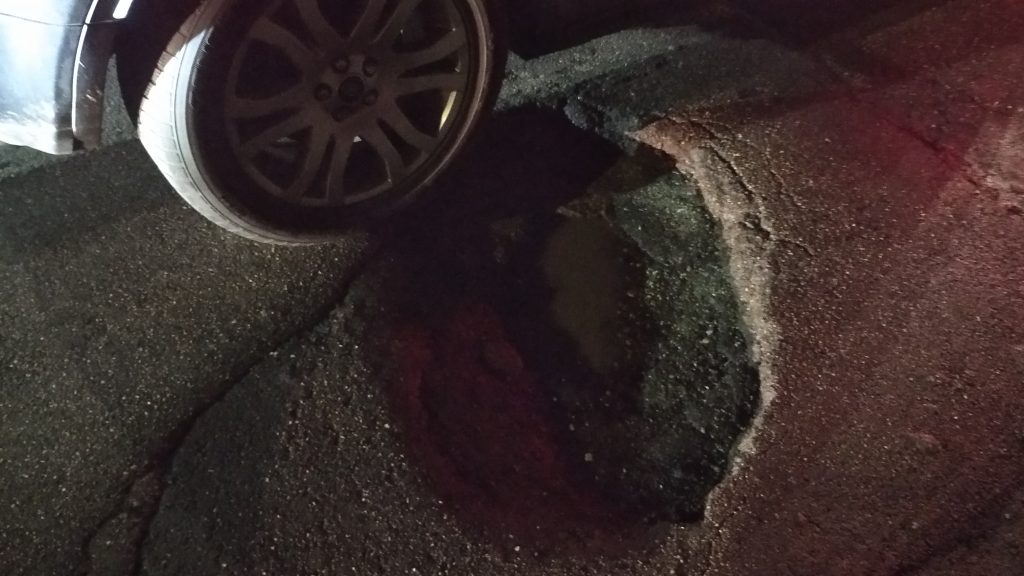 Buche “assassine” di pneumatici e cerchioni in Borgo Roma 4 Buca in via Flavio Gioia. 4