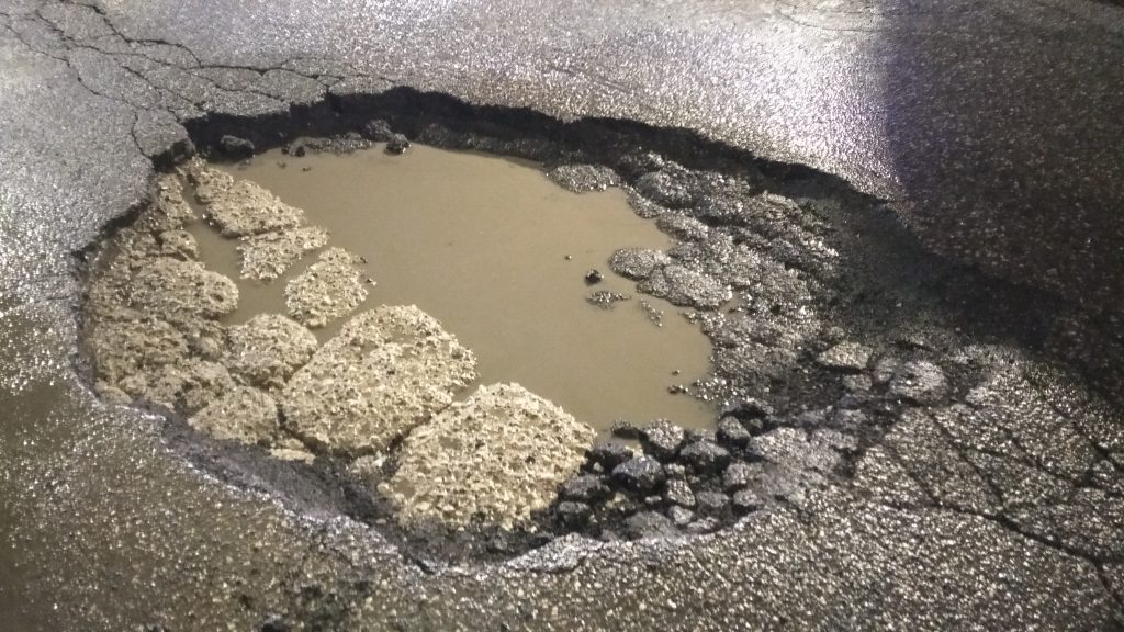 Buche “assassine” di pneumatici e cerchioni in Borgo Roma 3 Buca tra le vie Flavio Gioia ed Esperanto. 2