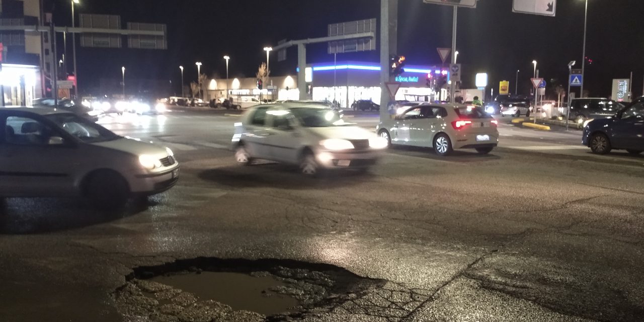 Buche “assassine” di  pneumatici e cerchioni in Borgo Roma