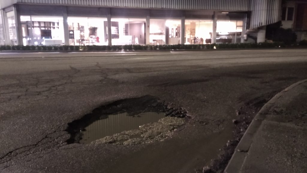 Buche “assassine” di pneumatici e cerchioni in Borgo Roma 2 Buca tra le vie Flavio Gioia ed Esperanto. 6