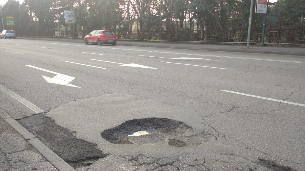 Colmate le due buche scassamacchine in Borgo Roma 1 Buche ancora presenti in via Esperanto. 1