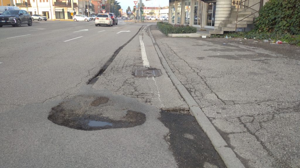 Colmate le due buche scassamacchine in Borgo Roma 3 Buche ancora presenti in via Esperanto. 6