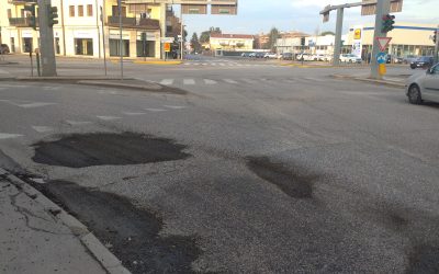 Colmate le due buche scassamacchine in Borgo Roma