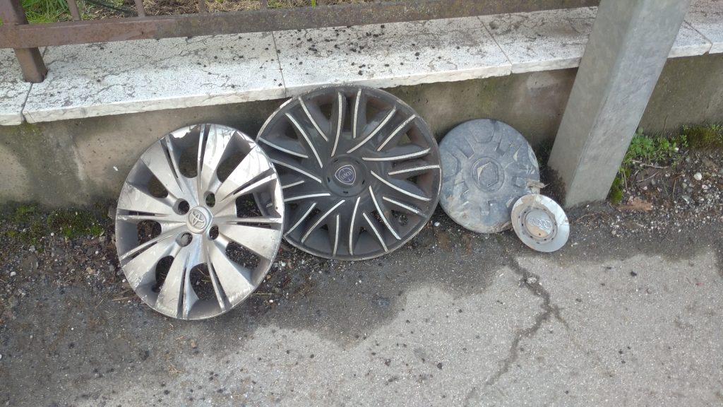 Colmate le due buche scassamacchine in Borgo Roma 2 Copricerchioni di auto danneggiate dalle buche. 1