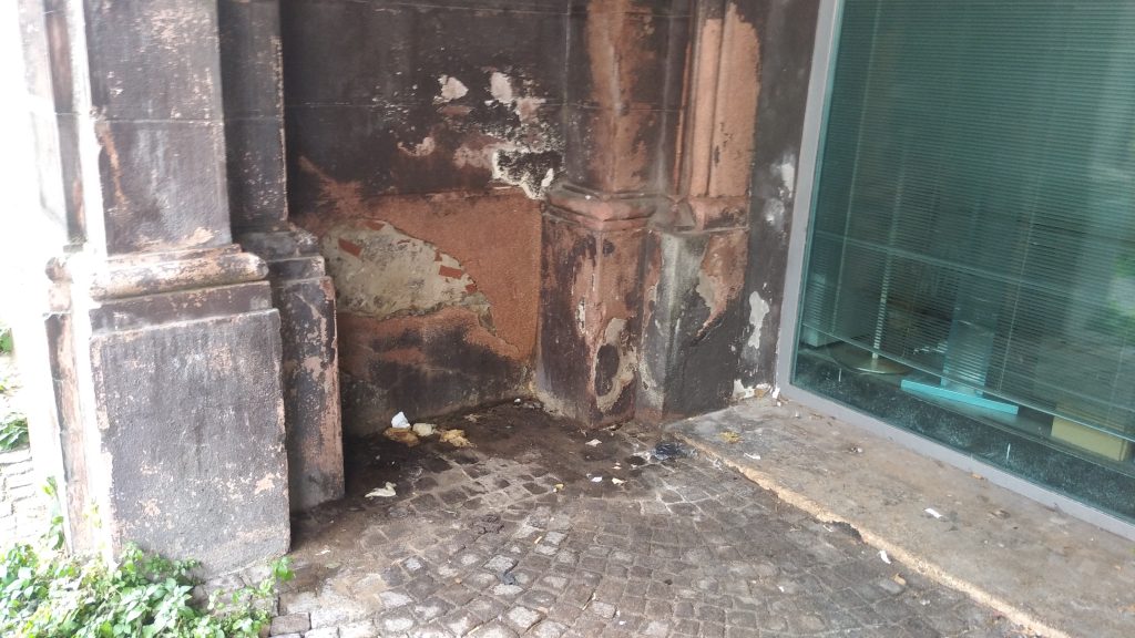 Degrado in via Luigi da Porto tra sbandati e piccioni 2 Degrado colombi. 18