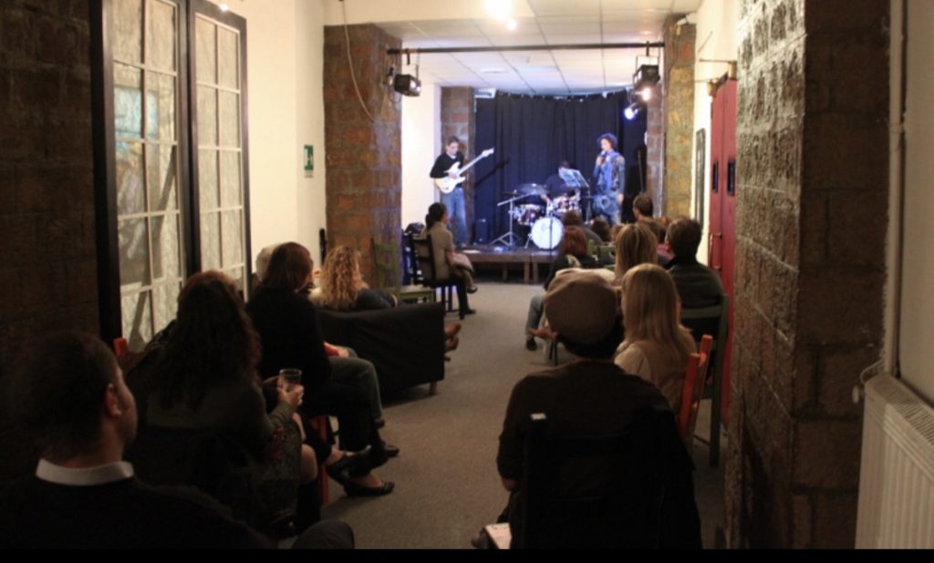 Il Camploy si apre al pensiero: teatro e confronto pubblico 1 Il Camploy si apre al pensiero: teatro e confronto pubblico