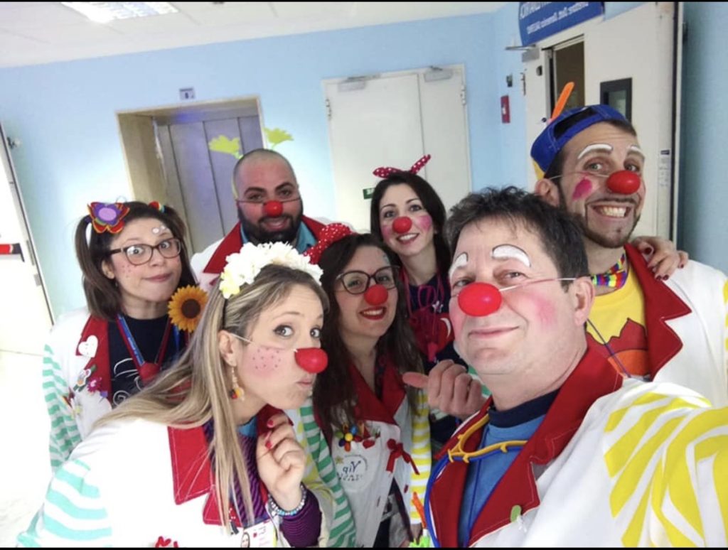 Il sorriso che cura, torna il corso per volontari clown in corsia 1 Il sorriso che cura, torna il corso per volontari clown in corsia