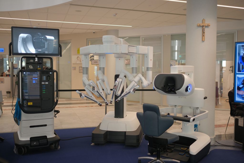 Ircss Negrar. Inaugurati nuovi robot e ampliato il Pronto Soccorso 2 Il robot da Vinci5