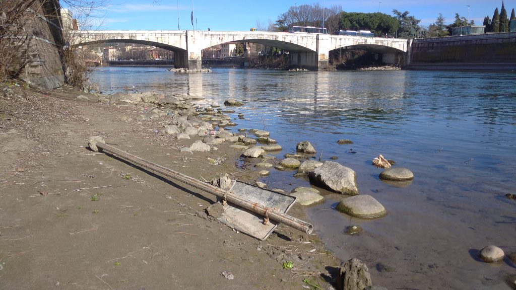 Ricettacolo della tossicodipendenza in lungadige Capuleti 3 Lungadige Capuleti. 14