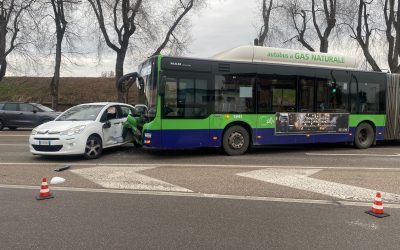 Incidente in via Torbido. Un ferito. Traffico in tilt