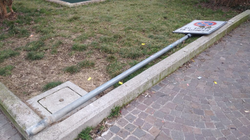 Squallore urbano in piazza Corrubbio 2 Piazza Corrubbio. 16