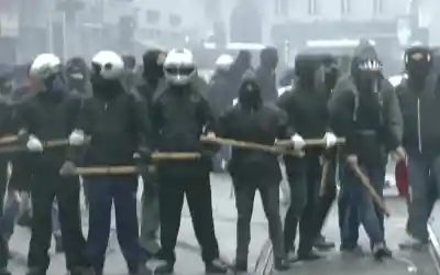 Poliziotto massacrato dagli antagonisti a Torino