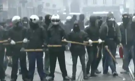 Poliziotto massacrato dagli antagonisti a Torino