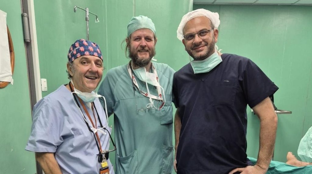 Olimpiadi. L'appello dei Sanitari per Gaza 1 da sx Veraldi insieme ai chirurgi Frode Aasgaard e Ahmed Abunada 1148x640 2