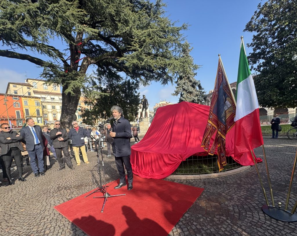 Verona olimpica: inaugurata la scultura in marmo Rosso Verona 3 image00002