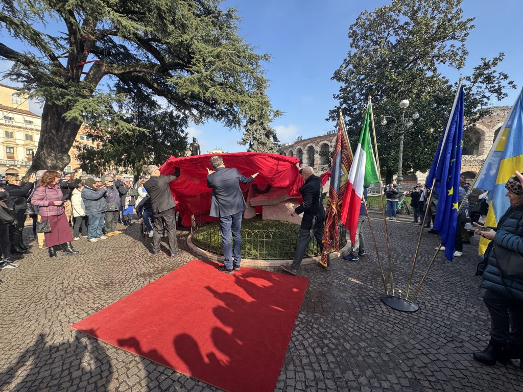 Verona olimpica: inaugurata la scultura in marmo Rosso Verona 1 image00004
