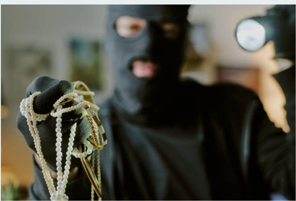 Terrore al Grand’Affi: rapina a mano armata con ostaggi alla gioielleria Valenza 2 l