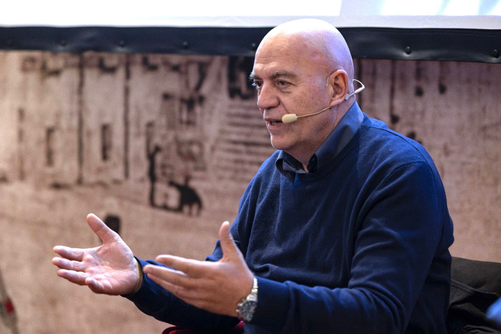 Poliziotto massacrato dagli antagonisti a Torino 1 rizzo 12 12