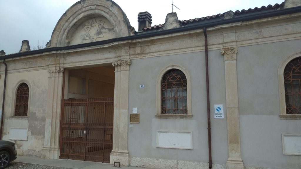 Cimitero ebraico di via Badile. Oltraggiati gli esterni 4 Cimitero ebraico di Verona. 15