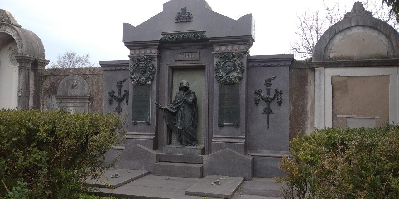 Cimitero ebraico di via Badile. Oltraggiati gli esterni