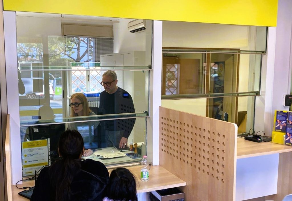 Passaporti, Colà di Lazise record di richieste all’ufficio postale 2 Passaporti, Colà di Lazise record di richieste all’ufficio postale