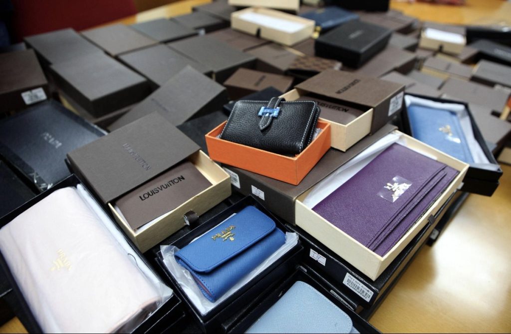 Marchi falsi al mercato dello Stadio: denunciati due venditori 1 Marchi falsi al mercato dello Stadio