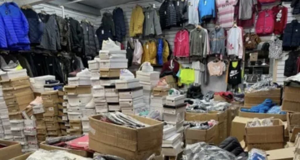 Marchi falsi al mercato dello Stadio: denunciati due venditori 2 Marchi falsi al mercato dello Stadio