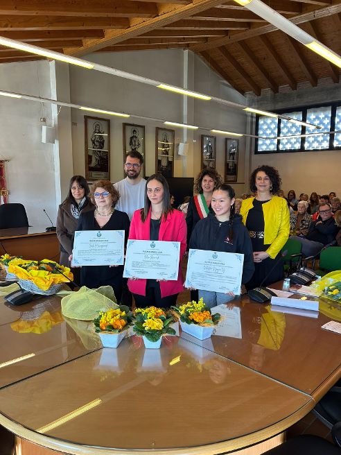Povegliano celebra l’8 Marzo: consegnati i riconoscimenti “Ipazia” a Elisa Raimondi, Carla Massagrande e Valentina Nguyen . Tedeschi: "Le donne sono il motore della nostra comunità" 1 Massagrande Raimondi Nguyen