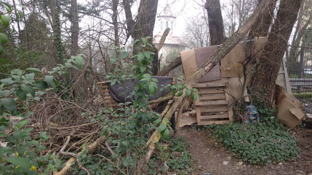 Ennesima nicchia di declino morale e ambientale nell'indifferenza generale 2 Sconcio in via Andrea Palladio. 4