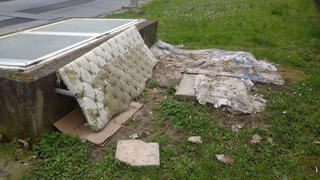 Ennesima nicchia di declino morale e ambientale nell'indifferenza generale 4 Sconcio in via Andrea Palladio. 45