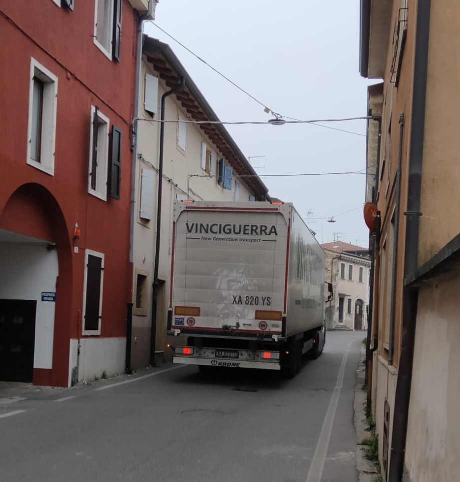 Quei Tir nel centro di Montorio 1 WhatsApp Image 2026 03 23 at 14.45.04 1