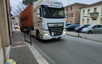 Quei Tir nel centro di Montorio