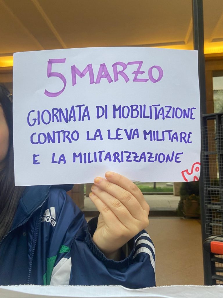 Gli studenti contro il riarmo e la guerra 1 foto cartello 1