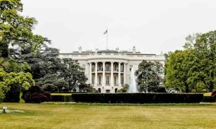 Sanzioni sul petrolio russo. Gli Usa le tolgono. L’Europa no