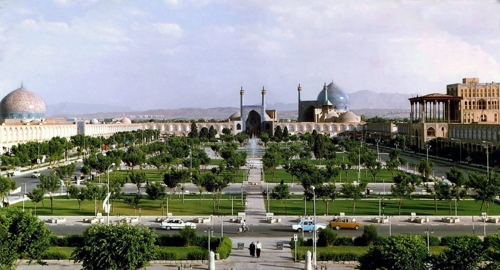 Iran: una civiltà millenaria tra passato e presente 3 1200px Naghshe Jahan Square Isfahan modified2 2107882761 1