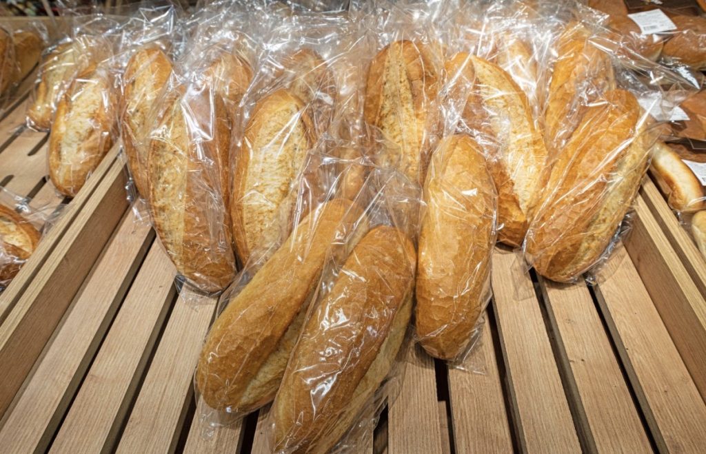 Pane, stretta sulla dicitura “fresco”. 2 Pane, stretta sulla dicitura “fresco