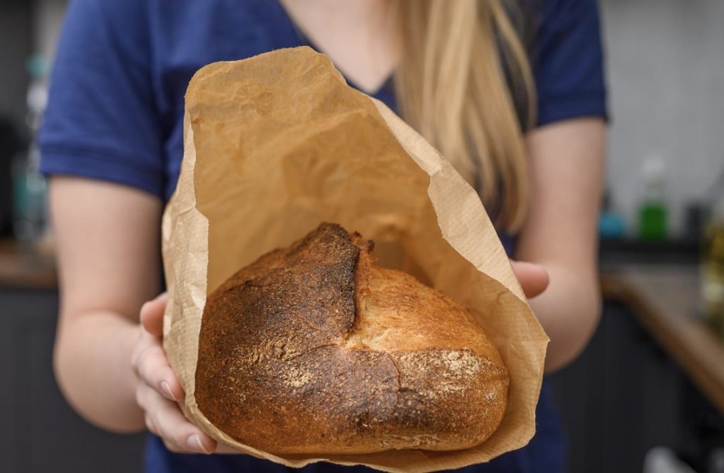 Pane, stretta sulla dicitura “fresco”. 3 Pane, stretta sulla dicitura “fresco