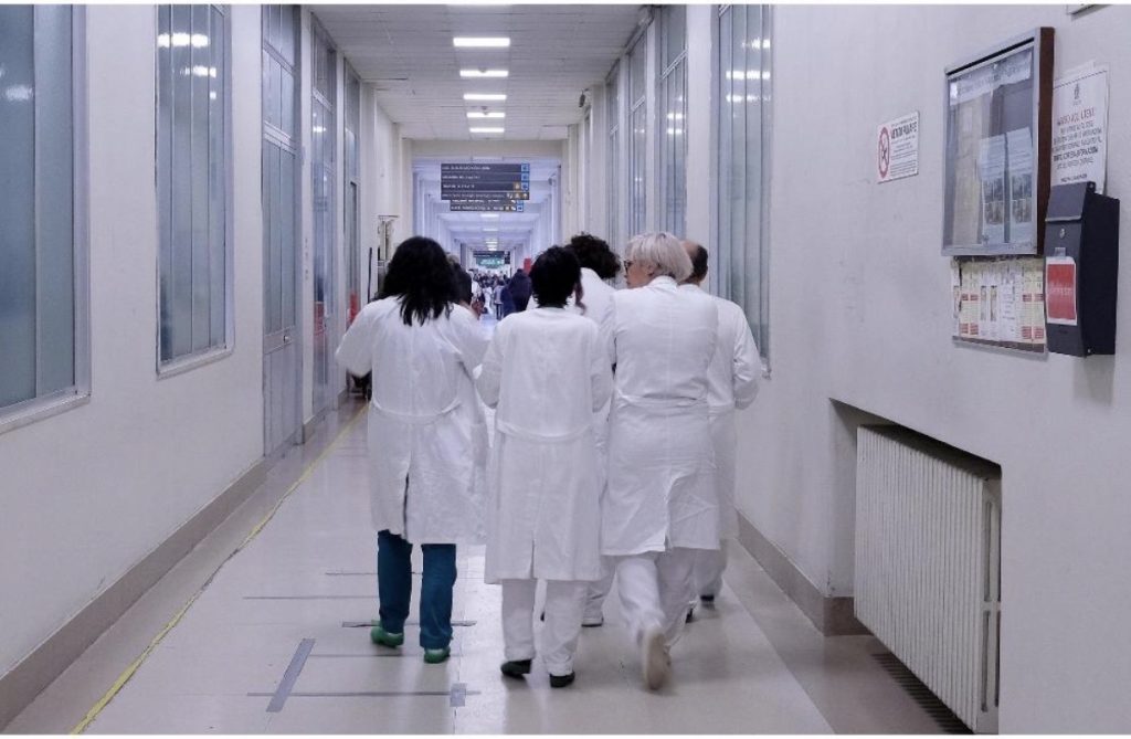 Pronto soccorso sotto pressione, l’ennesima aggressione riapre il nodo sicurezza 2 Pronto soccorso sotto pressione, l’ennesima aggressione riapre il nodo sicurezza