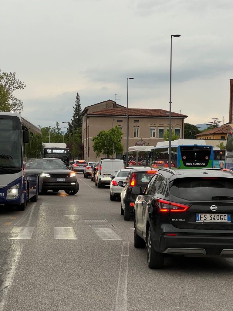 Code infinite per arrivare alla stazione Porta Nuova 1 IMG 8565