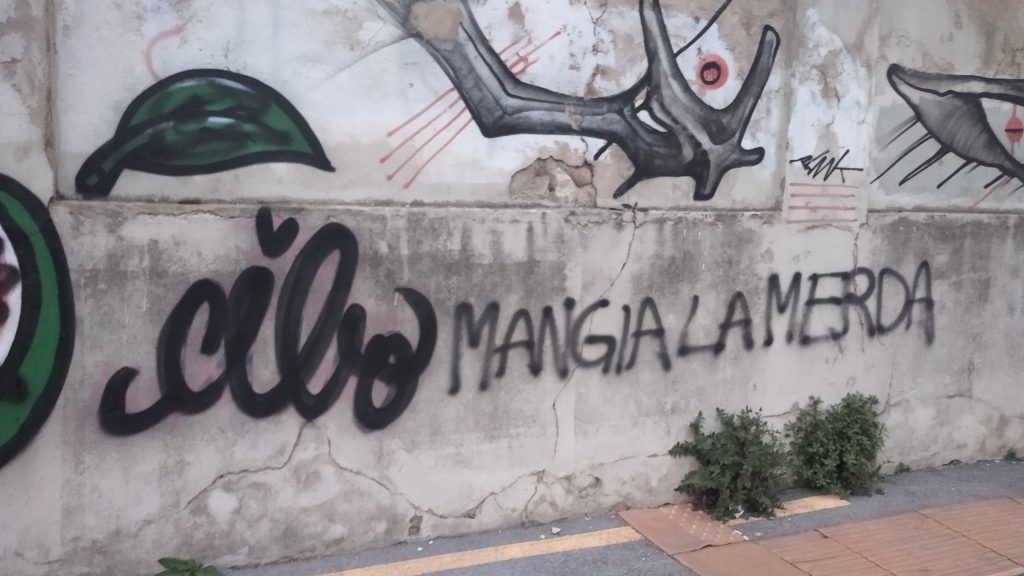 Disegni murali del graffitista Cibo vandalizzati con ingiurie 1 Ingiurie a Cibo. 3