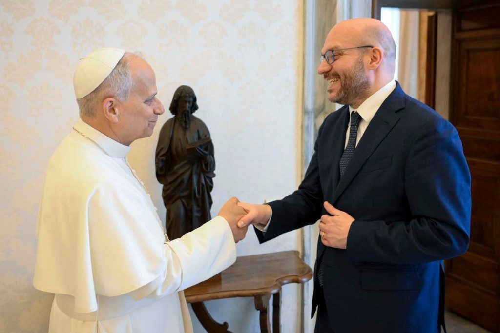 Trump attacca anche il Papa 1 Papa Leone Presidente Fontana