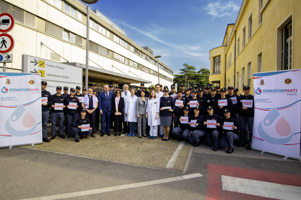 Donano sangue 65 allievi della Polizia di Peschiera del Garda 1 Donano sangue 65 allievi della Polizia di Peschiera del Garda