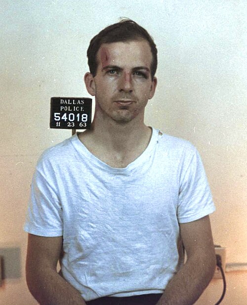 Il fucile italiano che uccise JFK 1 500px Lee Harvey Oswald colour mug shot 4x5 cropped 1