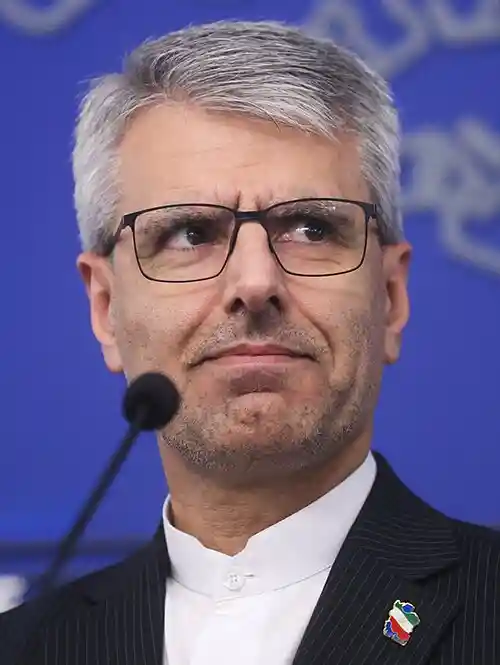 Il ministero degli Esteri iraniano nomina un imperatore morto a Verona. 3 500px Press Conference of Esmail Baghaei 22 Mehr 15 April 2026 cropped