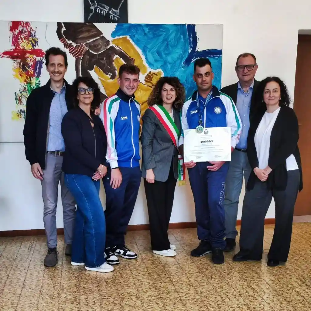 Il poveglianese Caleffi trionfa con la nazionale italiana ai mondiali disabili di pesca sportiva 1 Alessio Caleffi premiato dallamministrazione comunale di Povegliano.webp